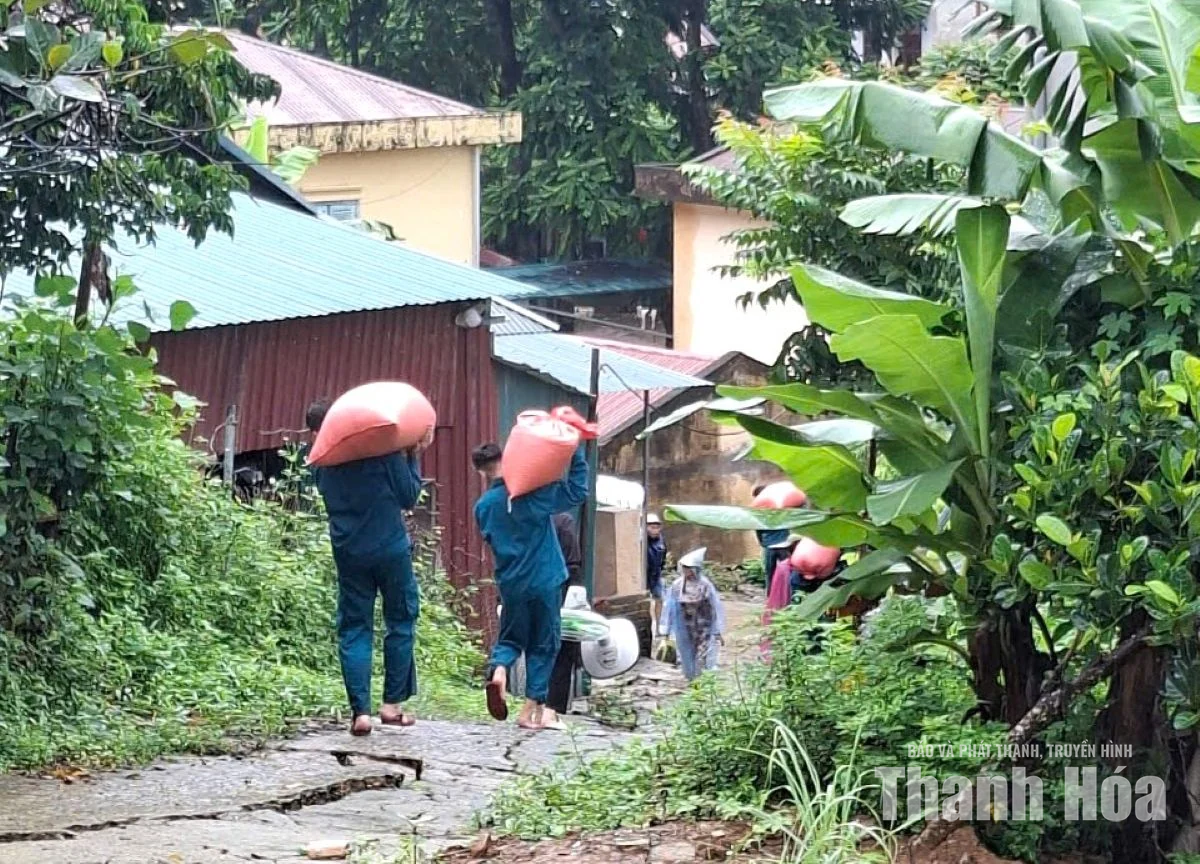 Mưa lớn gây sạt lở, nhiều hộ dân xã Quan Sơn phải sơ tán
