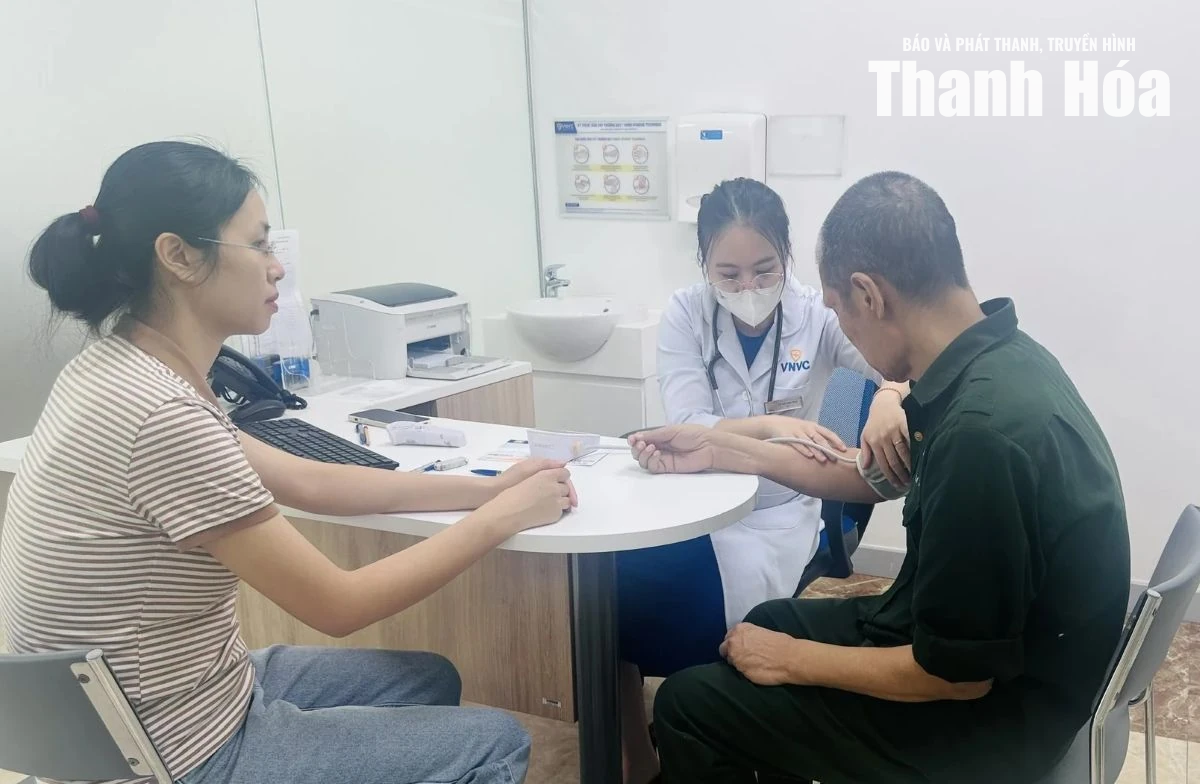 Khám sức khỏe, tiêm vắc xin cúm miễn phí cho gần 100 người có công
