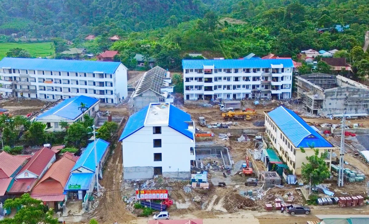 Những người lính chi viện lên biên giới xây trường