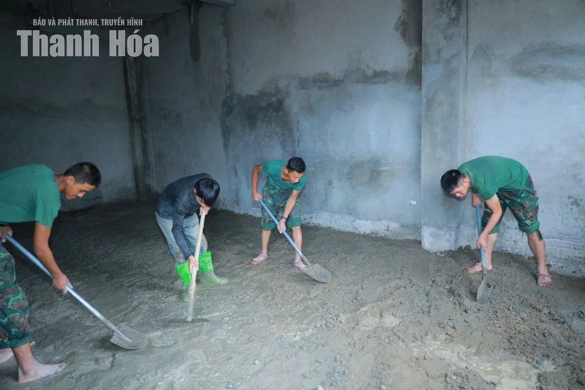 Những người lính chi viện lên biên giới xây trường