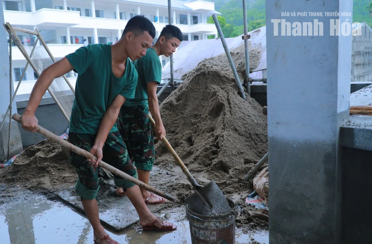 Những người lính chi viện lên biên giới xây trường