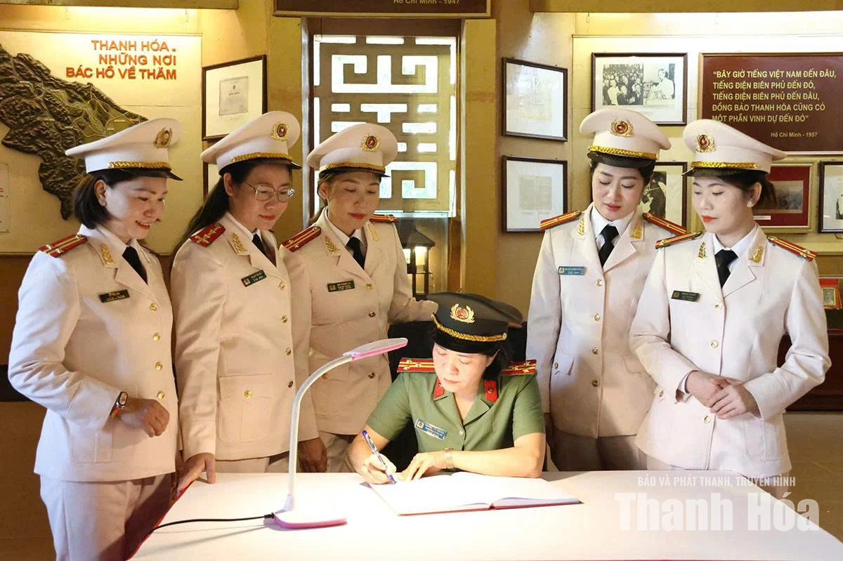Giải thưởng “Phụ nữ Công an Thanh Hóa tiêu biểu” - tôn vinh những bông hoa thép