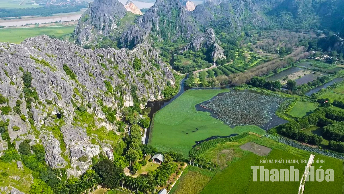 Nằm giữa không gian thiên nhiên còn giữ được vẻ nguyên sơ, danh thắng Kim Sơn gây ấn tượng ngay từ những khoảnh khắc đầu tiên bởi quần thể 29 ngọn núi đá vôi với hình dáng, thế núi khác nhau, phủ lên mình những thảm cây xanh mướt, từ xa tựa những tòa lâu đài được tạo tác giữa thiên nhiên.
