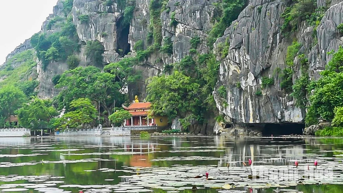 Không chỉ hấp dẫn bởi cảnh quan trên mặt nước, danh thắng Kim Sơn còn sở hữu hệ thống 7 hang động độc đáo thông với nhau trong lòng núi. Trong đó, động Ngọc Hồ, Ngọc Kiều và động Tiên Sơn là những điểm đến tạo nên sức hút riêng cho hành trình khám phá.