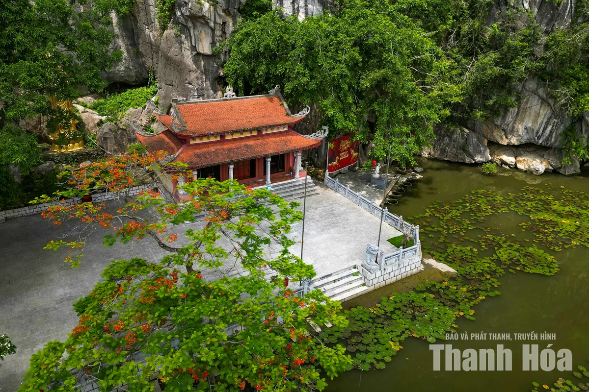 Sau hành trình khám phá hang động, chùa Linh Ứng là điểm dừng chân không thể bỏ qua.