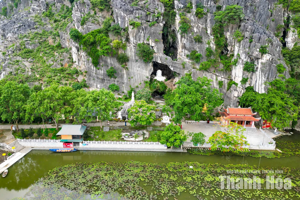 Chùa còn có tên Ngọc Sơn Linh Ứng thiền tự, nằm trong quần thể danh thắng Kim Sơn, ở vị trí lưng tựa vách núi, mặt hướng ra vùng đầm hoa súng rộng lớn. Bao quanh ngôi chùa là những dãy núi đá hùng vĩ, tạo nên một không gian vừa khoáng đạt vừa thanh tịnh.