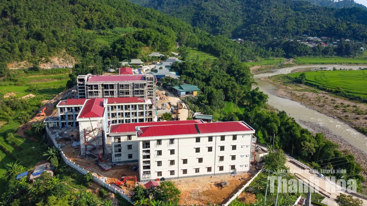 Tranh thủ từng ngày đẩy nhanh tiến độ hoàn thiện trường nội trú Tam Thanh
