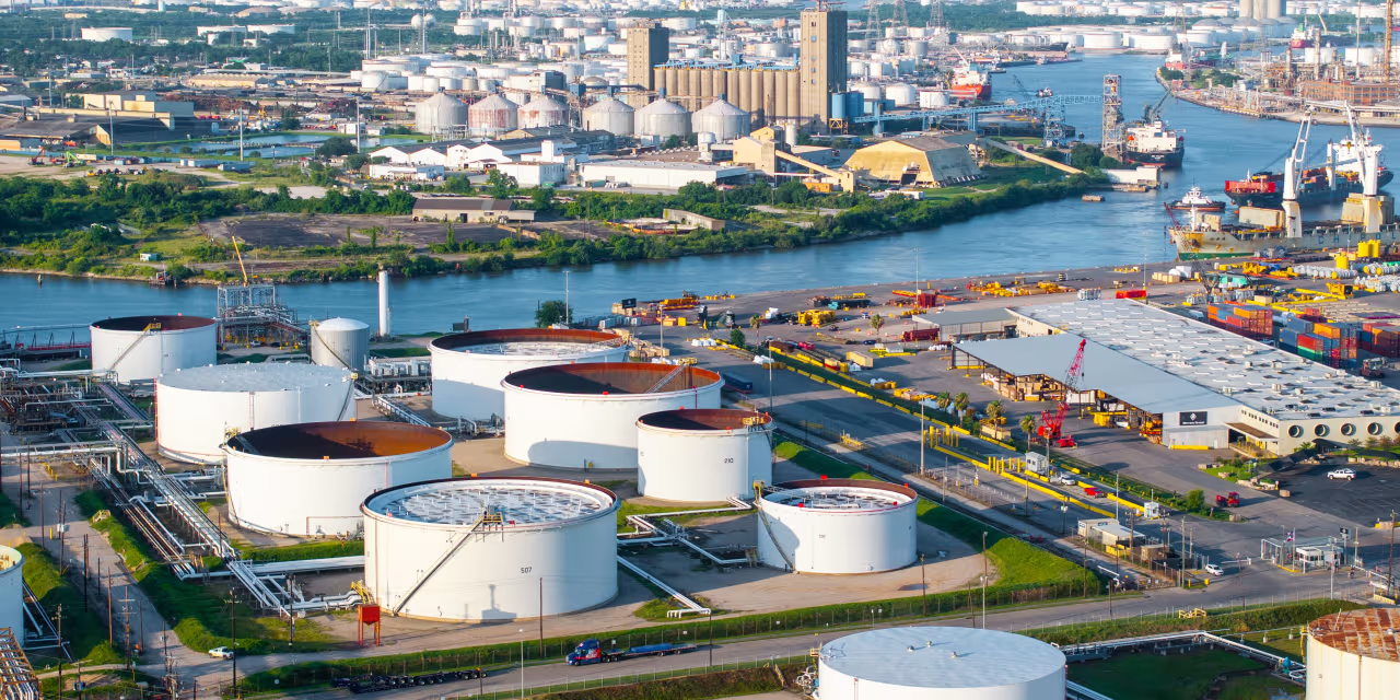 IEA và OPEC dự báo trái chiều về triển vọng nhu cầu dầu mỏ
