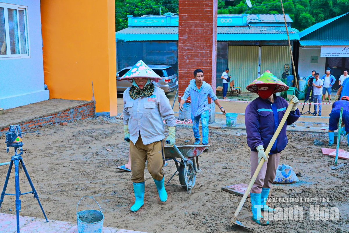 Những “bóng hồng” trên công trường xây dựng trường học nơi biên giới
