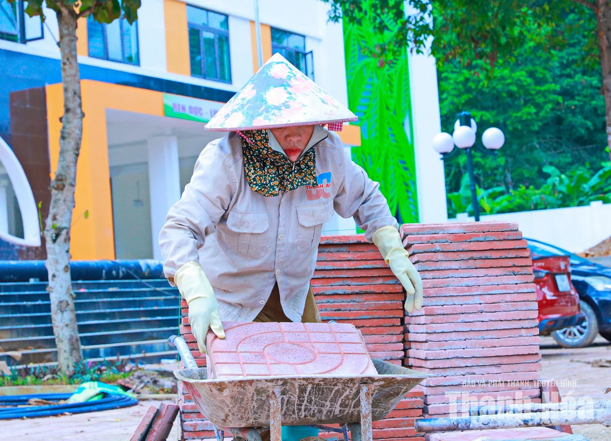 Những “bóng hồng” trên công trường xây dựng trường học nơi biên giới