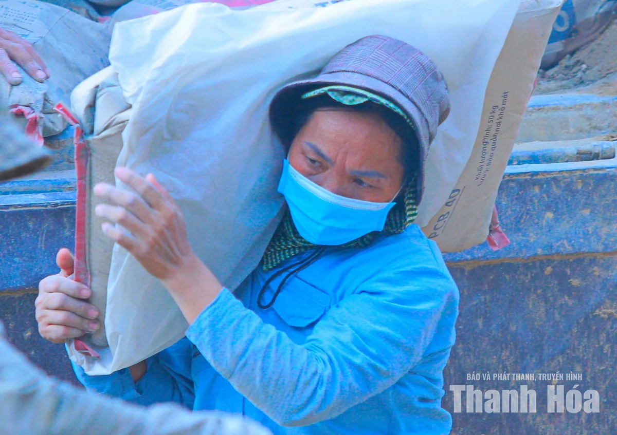 Những “bóng hồng” trên công trường xây dựng trường học nơi biên giới
