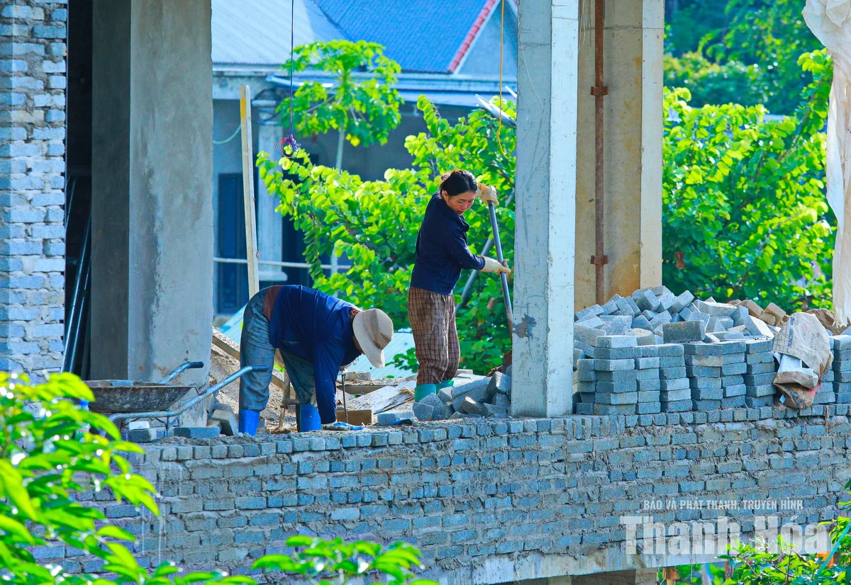 Những “bóng hồng” trên công trường xây dựng trường học nơi biên giới