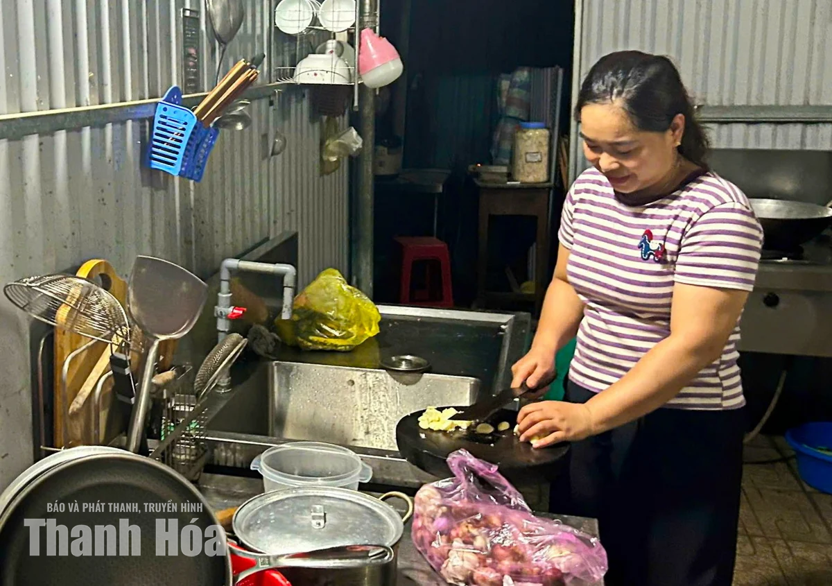 Những “bóng hồng” trên công trường xây dựng trường học nơi biên giới