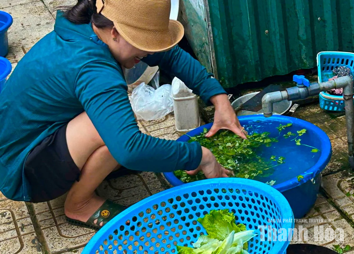Những “bóng hồng” trên công trường xây dựng trường học nơi biên giới