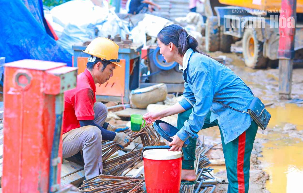 Những “bóng hồng” trên công trường xây dựng trường học nơi biên giới