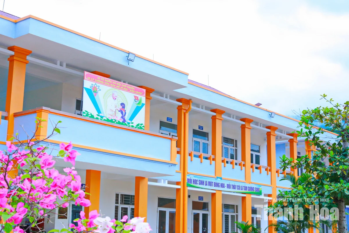 Những “bóng hồng” trên công trường xây dựng trường học nơi biên giới