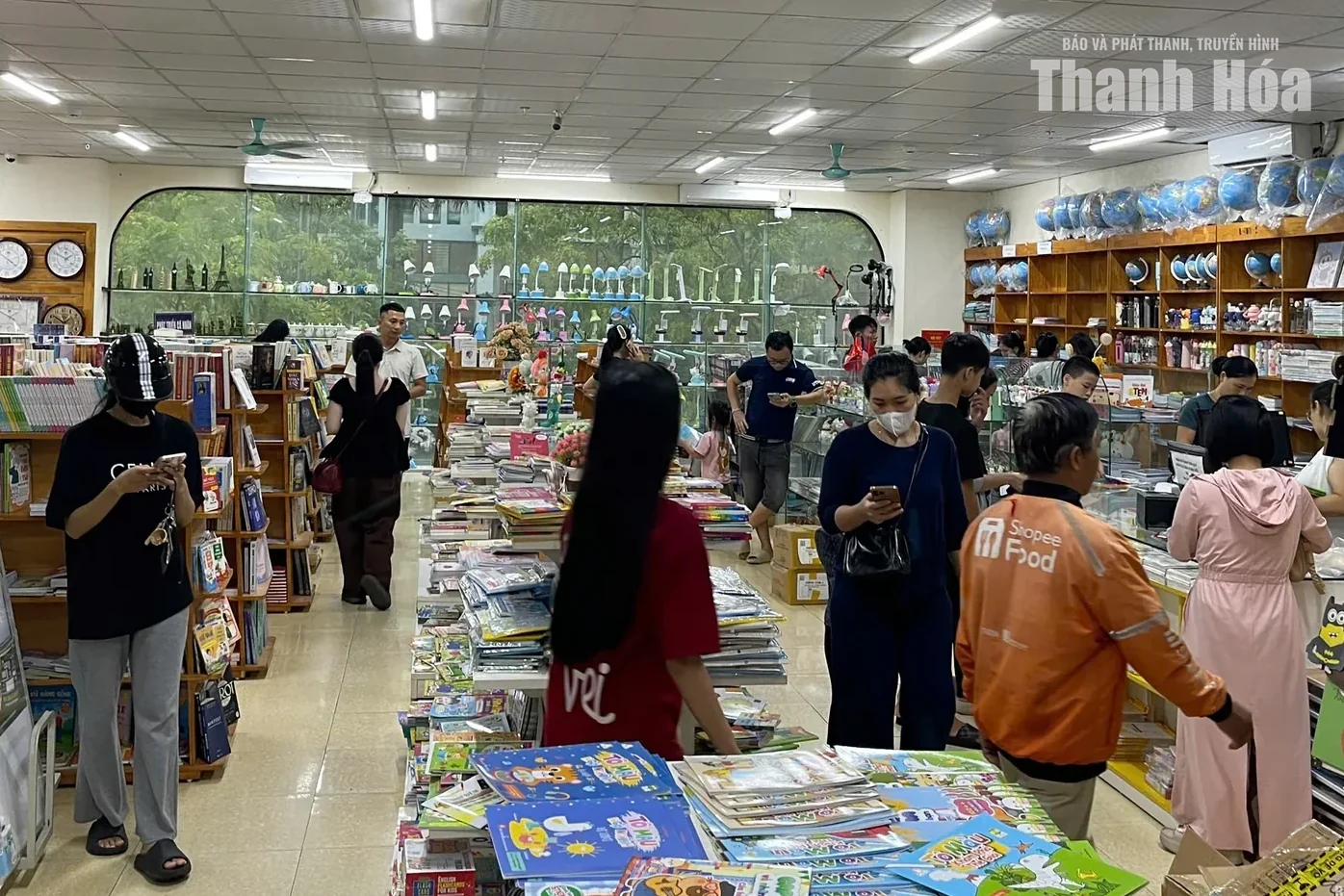 Sắp tựu trường, phụ huynh vẫn chạy khắp nơi tìm sách giáo khoa