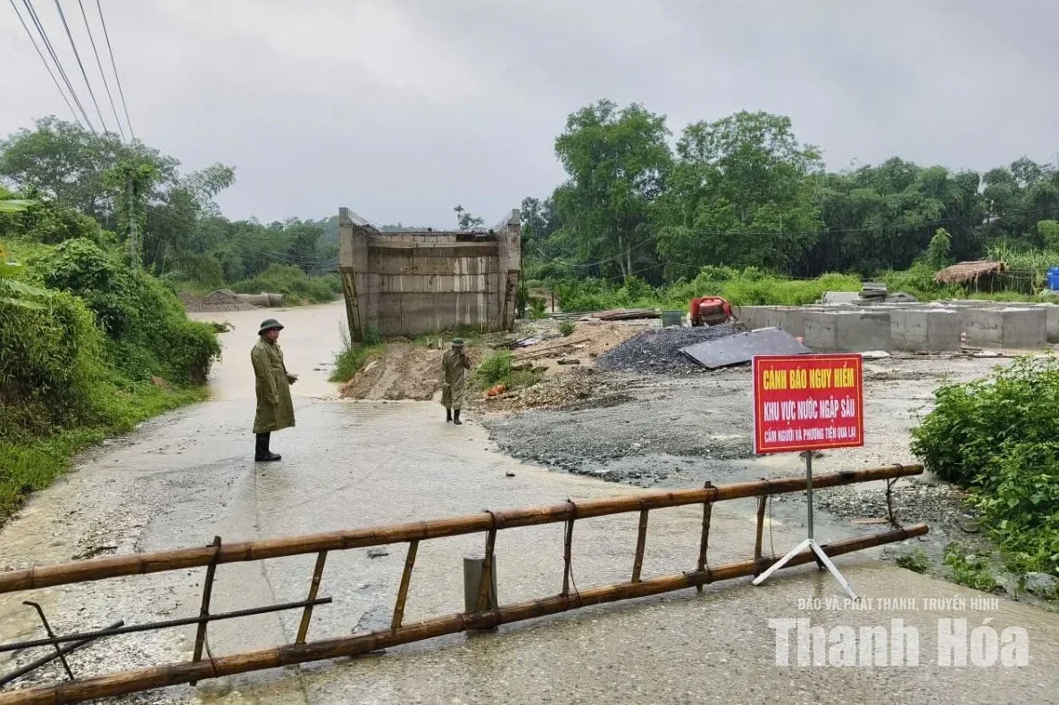 Khẩn trương ứng phó áp thấp nhiệt đới có khả năng mạnh lên thành bão