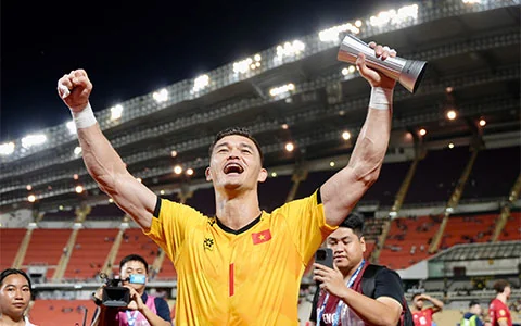 Tuyển Việt Nam lập hàng loạt kỷ lục ấn tượng; Man Utd và Tottenham thua sốc trong ngày ra quân Ngoại hạng Anh