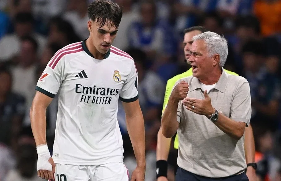 Tuyển Việt Nam lập hàng loạt kỷ lục ấn tượng; Man Utd và Tottenham thua sốc trong ngày ra quân Ngoại hạng Anh