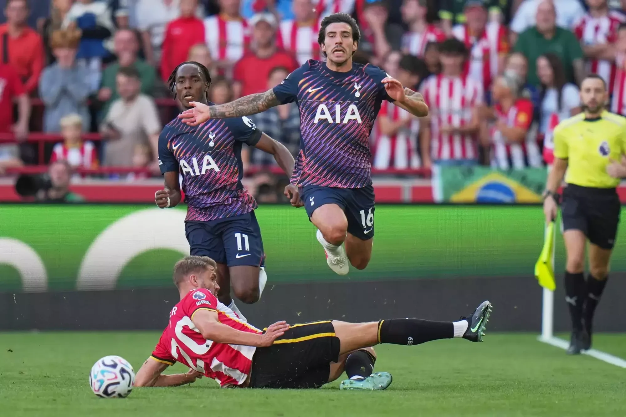 Tuyển Việt Nam lập hàng loạt kỷ lục ấn tượng; Man Utd và Tottenham thua sốc trong ngày ra quân Ngoại hạng Anh