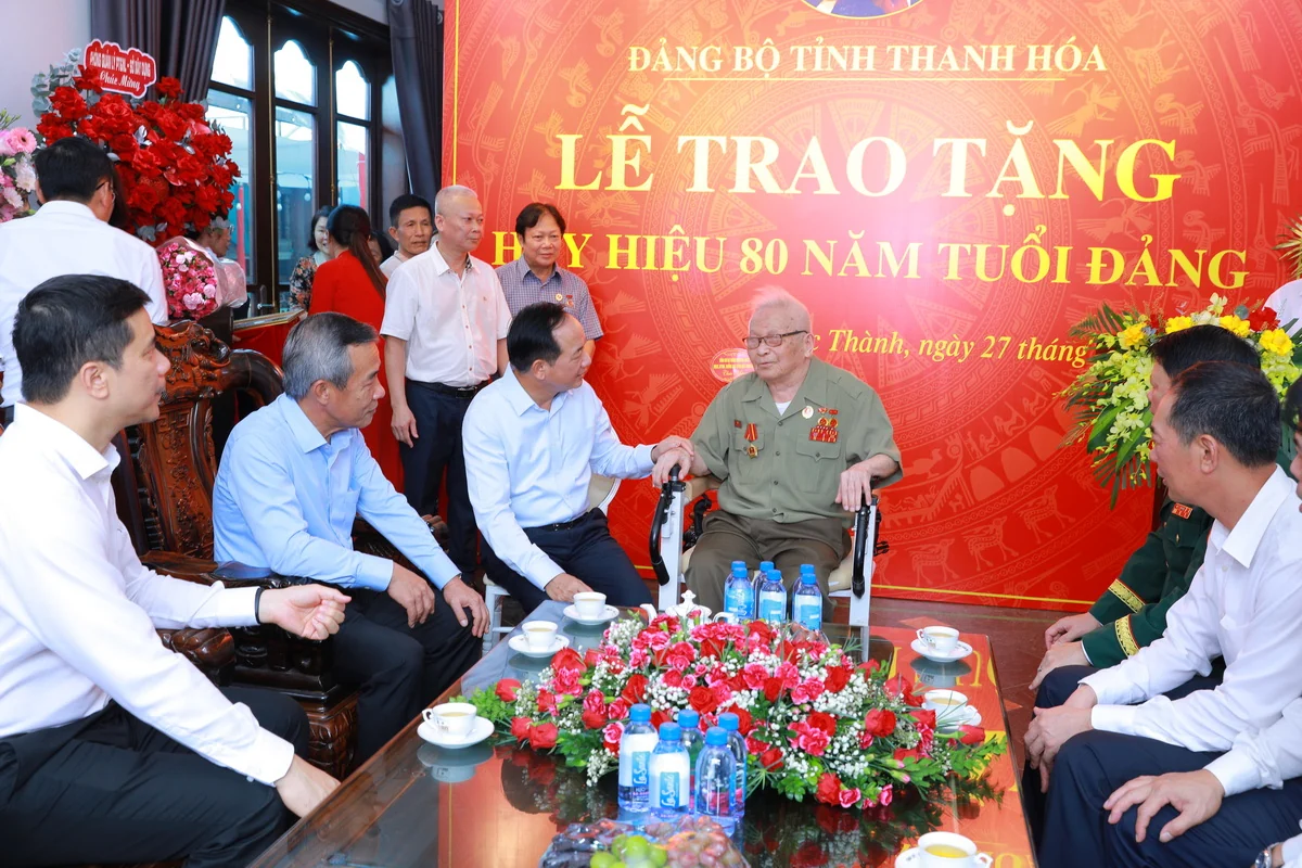 Trưởng Ban Tuyên giáo Trung ương Trịnh Văn Quyết trao tặng Huy hiệu 80 năm tuổi Đảng cho 3 đảng viên lão thành tại tỉnh Thanh Hóa