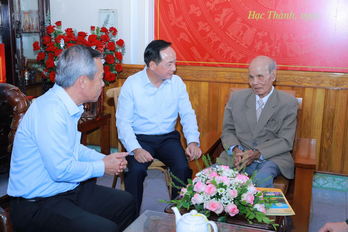 Trưởng Ban Tuyên giáo Trung ương Trịnh Văn Quyết trao tặng Huy hiệu 80 năm tuổi Đảng cho 3 đảng viên lão thành tại tỉnh Thanh Hóa
