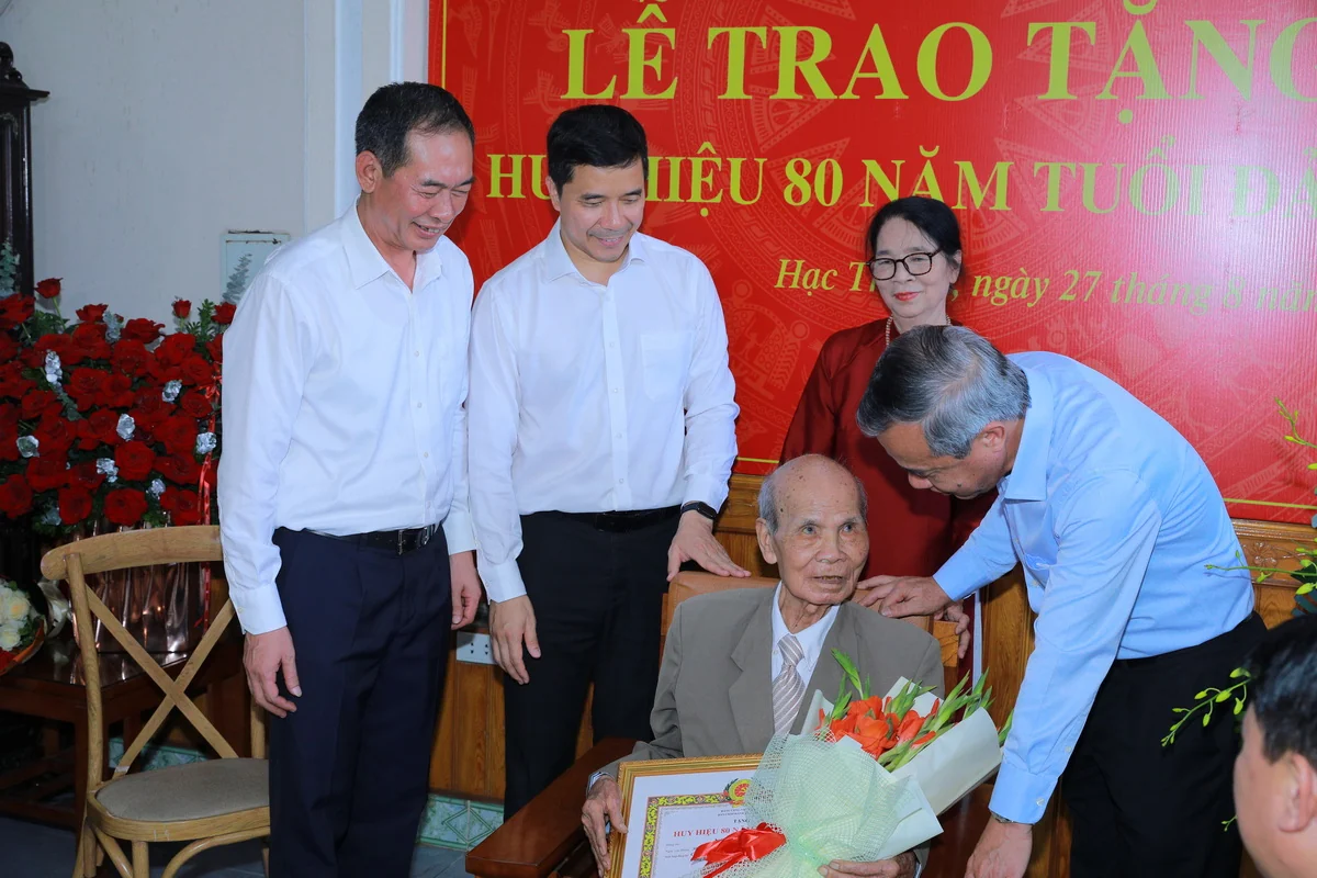 Trưởng Ban Tuyên giáo Trung ương Trịnh Văn Quyết trao tặng Huy hiệu 80 năm tuổi Đảng cho 3 đảng viên lão thành tại tỉnh Thanh Hóa