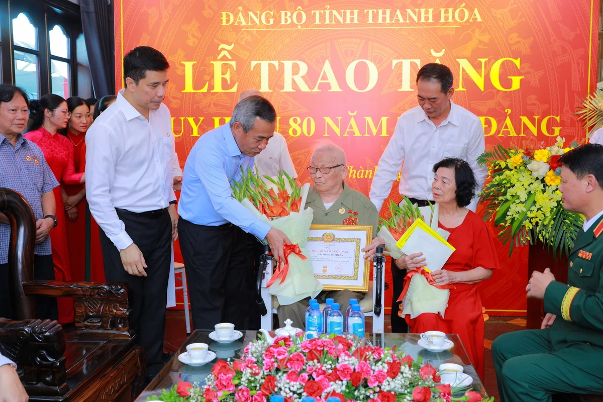 Trưởng Ban Tuyên giáo Trung ương Trịnh Văn Quyết trao tặng Huy hiệu 80 năm tuổi Đảng cho 3 đảng viên lão thành tại tỉnh Thanh Hóa