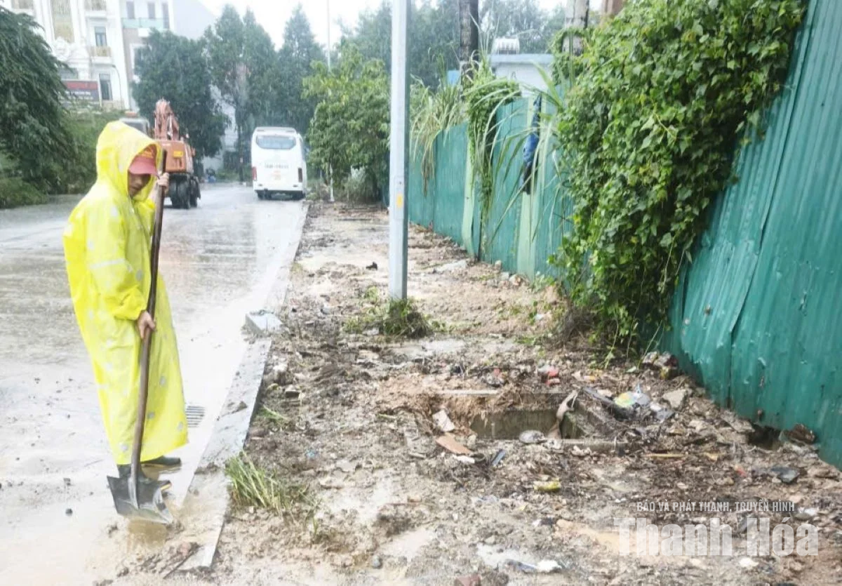 Khơi thông dòng chảy tại phường Hạc Thành và Nguyệt Viên, tránh ngập úng cục bộ