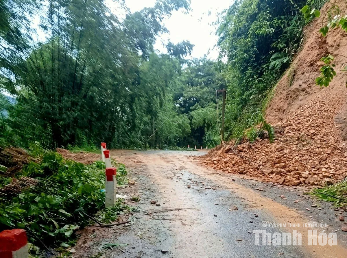 Khắc phục sạt lở tại nhiều xã miền núi, đảm bảo giao thông thông suốt