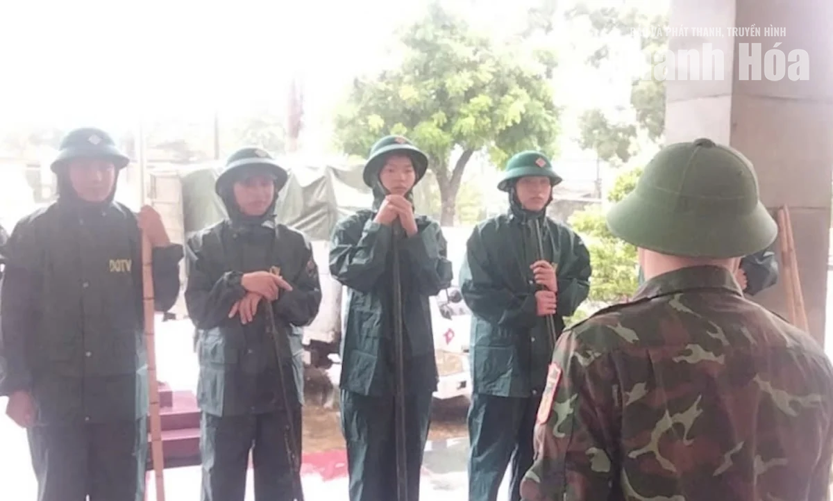 Các lực lượng phối hợp ứng phó ngập úng trên địa bàn phường Sầm Sơn và Nguyệt Viên