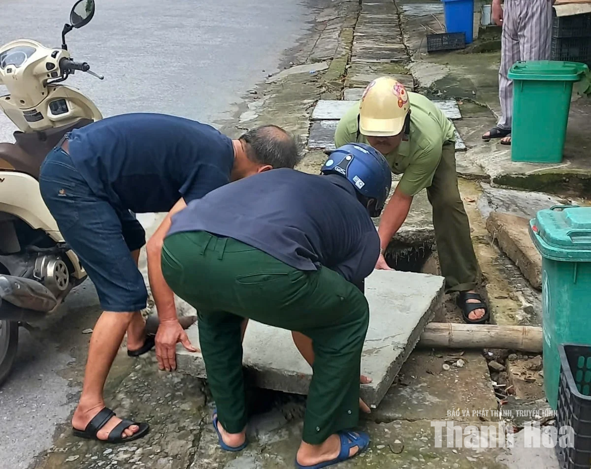Các lực lượng phối hợp ứng phó ngập úng trên địa bàn phường Sầm Sơn và Nguyệt Viên