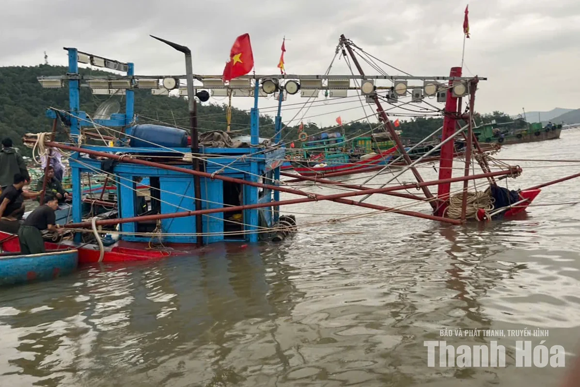 Ảnh hưởng bão số 4, một tàu cá ở phường Nghi Sơn bị chìm