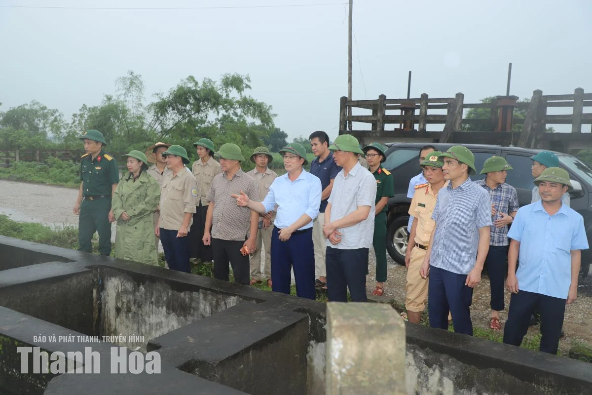 Phó Bí thư Tỉnh ủy Trịnh Tuấn Sinh thăm hỏi tình hình đời sống người dân vùng lũ Vân Du