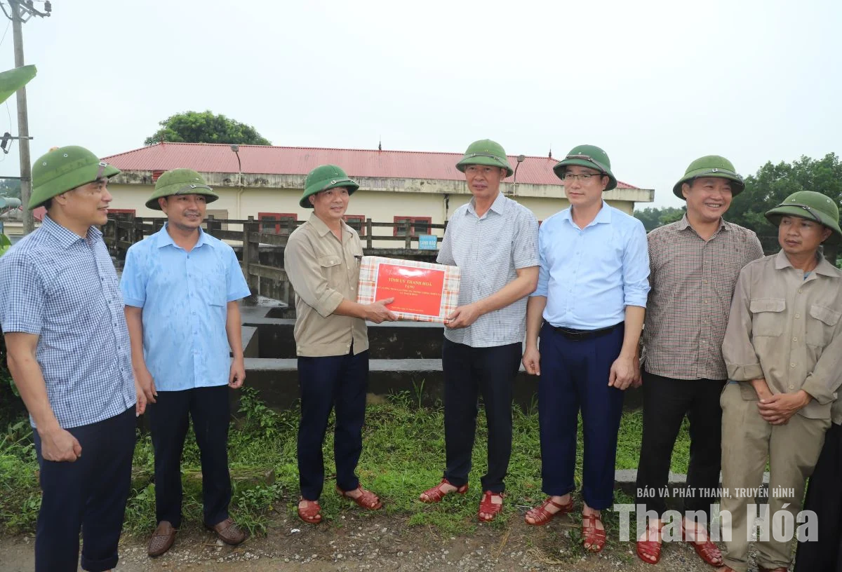 Phó Bí thư Tỉnh ủy Trịnh Tuấn Sinh thăm hỏi tình hình đời sống người dân vùng lũ Vân Du