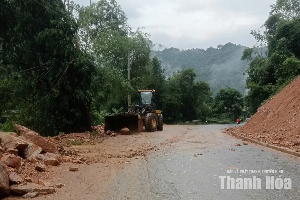 Khẩn trương khắc phục sạt lở, bảo đảm giao thông thông suốt