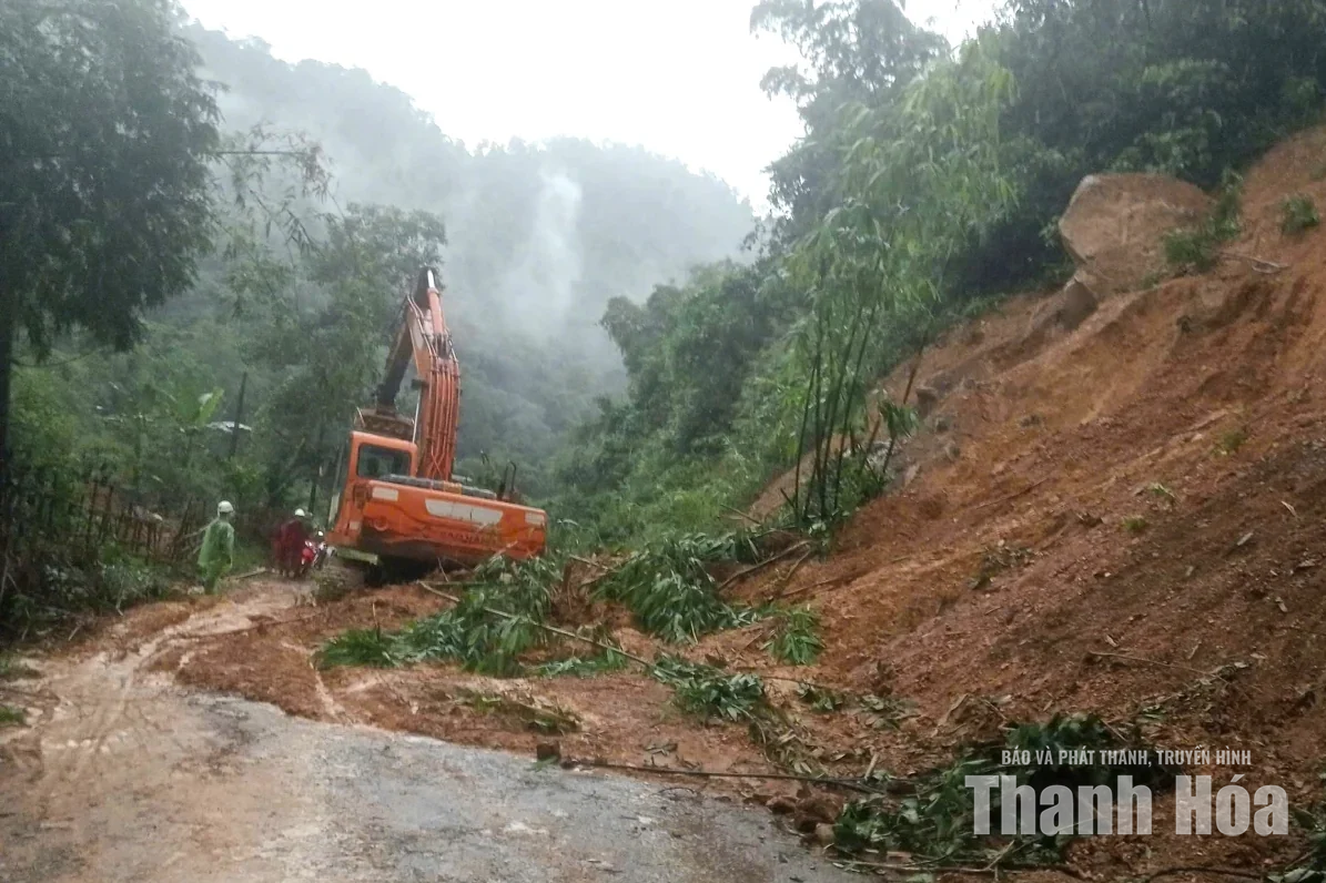 Khẩn trương khắc phục sạt lở, bảo đảm giao thông thông suốt