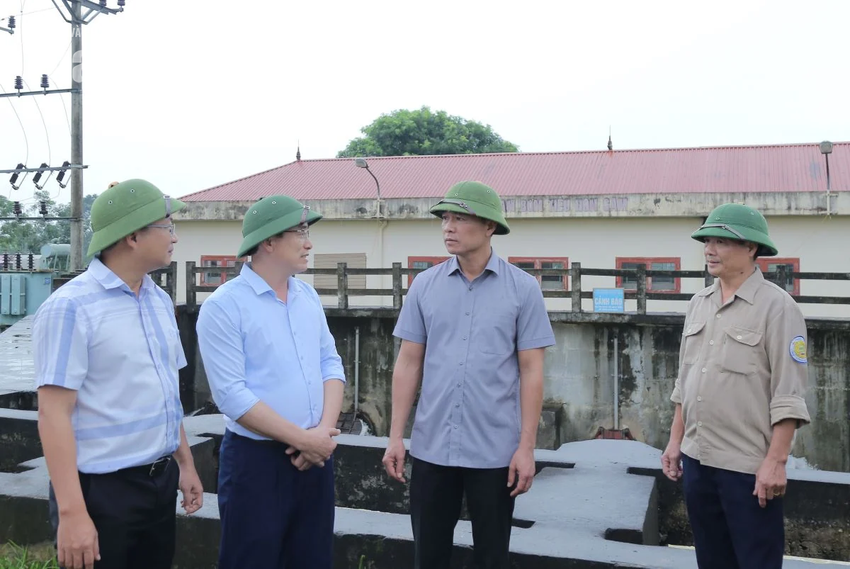 Chủ tịch UBND tỉnh Tô Anh Dũng kiểm tra công tác ứng phó với mưa bão tại một số địa phương