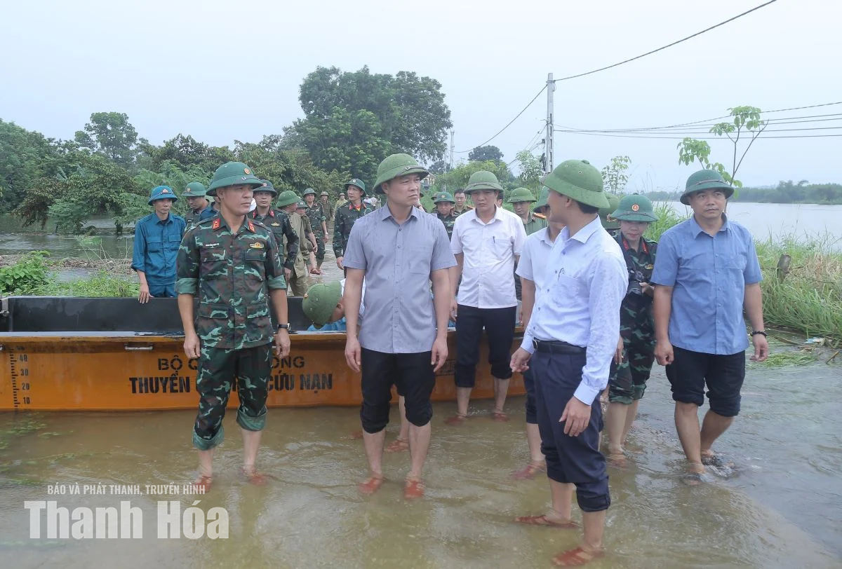 Chủ tịch UBND tỉnh Tô Anh Dũng kiểm tra công tác ứng phó với mưa bão tại một số địa phương