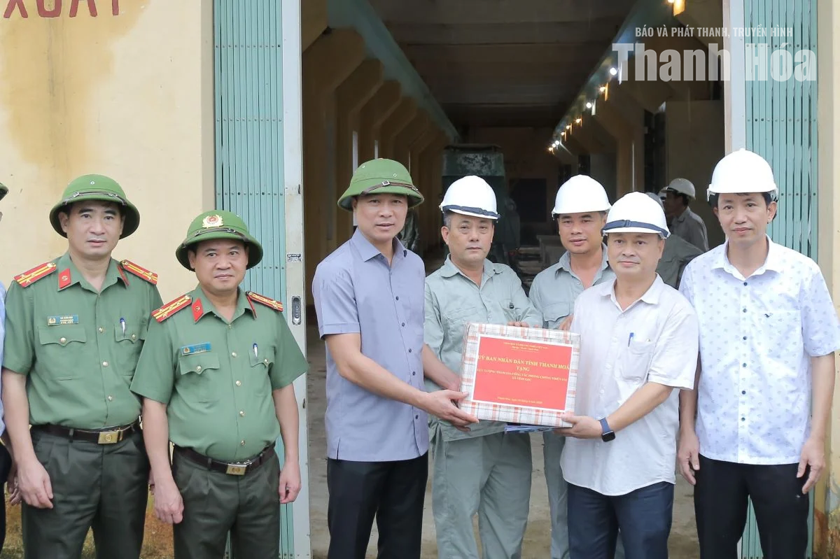 Chủ tịch UBND tỉnh Tô Anh Dũng kiểm tra công tác ứng phó với mưa bão tại một số địa phương