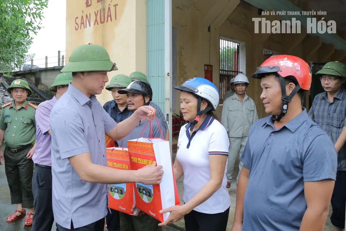 Chủ tịch UBND tỉnh Tô Anh Dũng kiểm tra công tác ứng phó với mưa bão tại một số địa phương