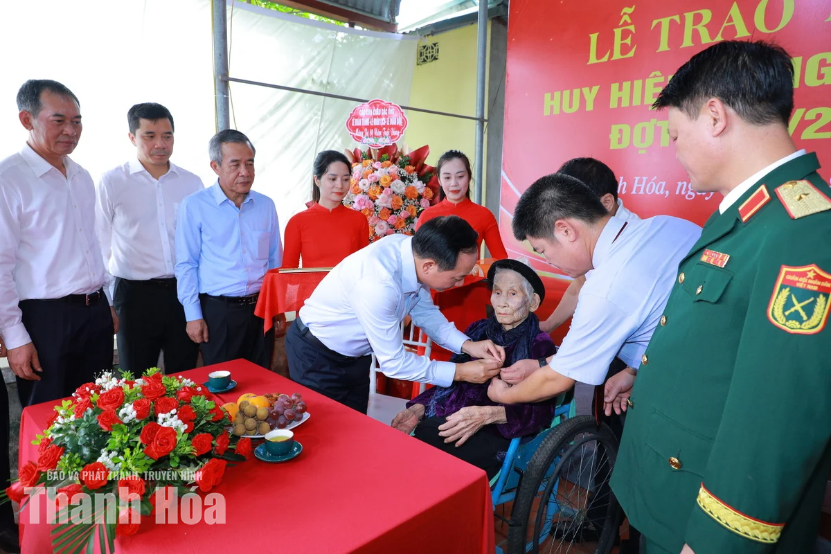 Trưởng Ban Tuyên giáo Trung ương Trịnh Văn Quyết trao tặng Huy hiệu 80 năm tuổi Đảng cho 3 đảng viên lão thành tại tỉnh Thanh Hóa