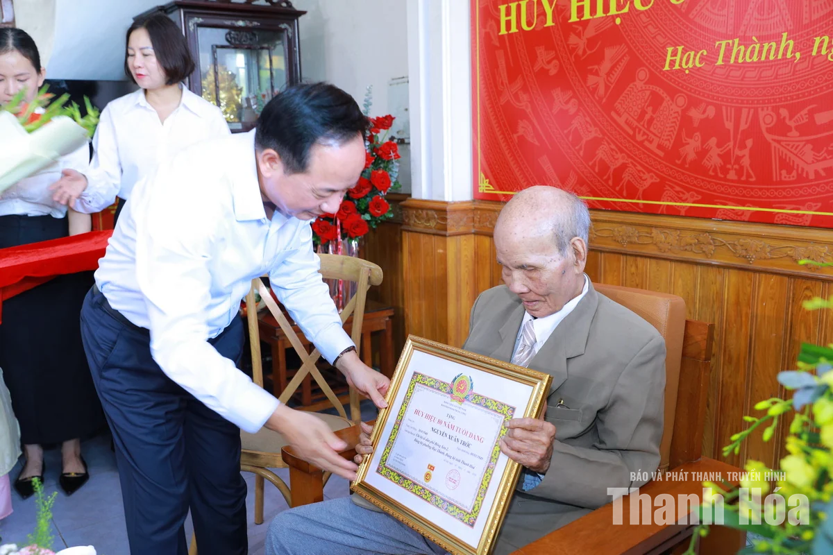 Trưởng Ban Tuyên giáo Trung ương Trịnh Văn Quyết trao tặng Huy hiệu 80 năm tuổi Đảng cho 3 đảng viên lão thành tại tỉnh Thanh Hóa
