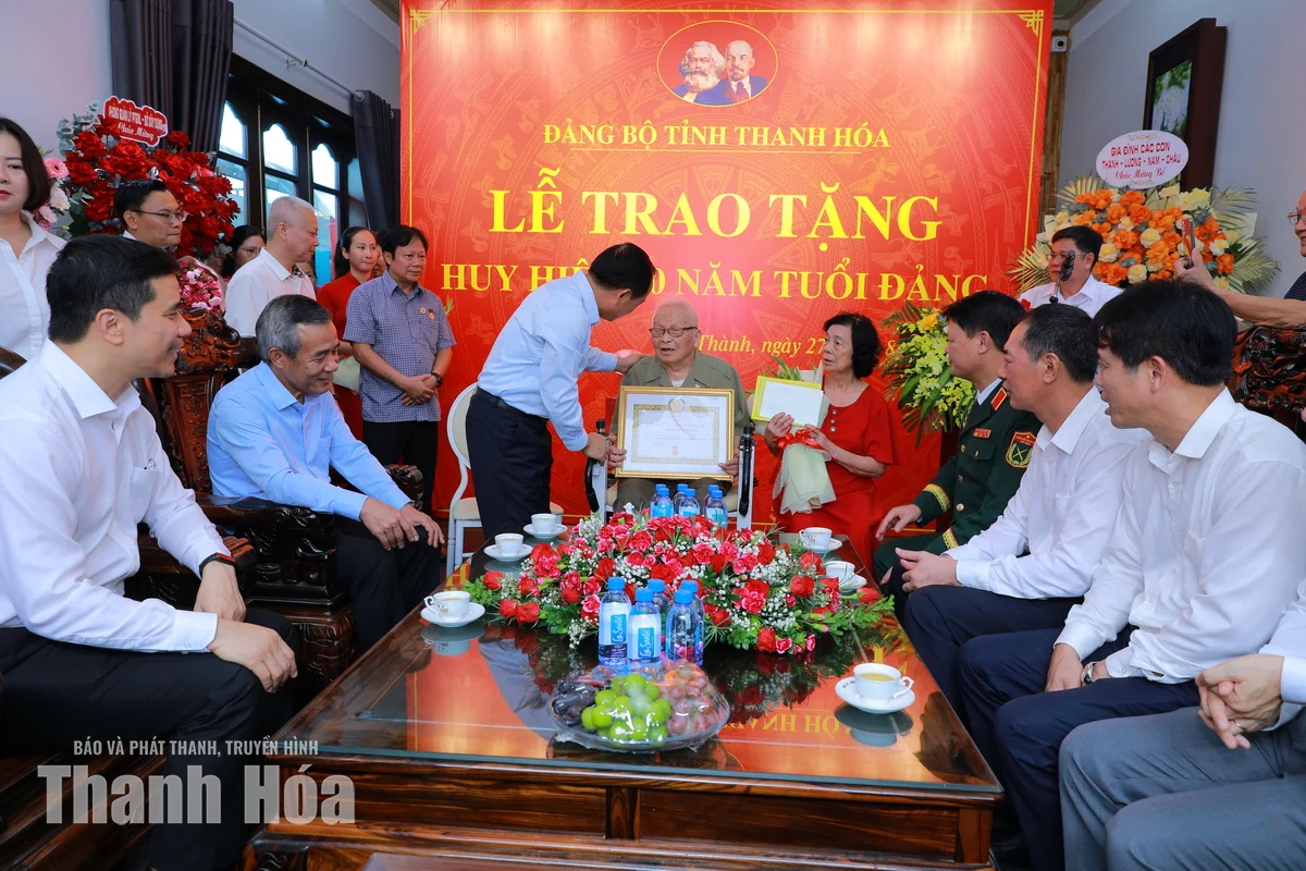 Trưởng Ban Tuyên giáo Trung ương Trịnh Văn Quyết trao tặng Huy hiệu 80 năm tuổi Đảng cho 3 đảng viên lão thành tại tỉnh Thanh Hóa