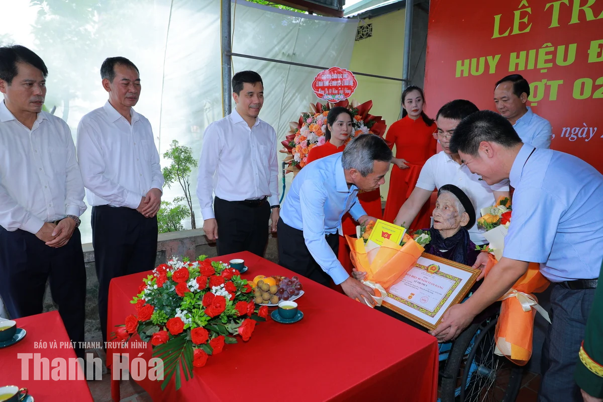 Trưởng Ban Tuyên giáo Trung ương Trịnh Văn Quyết trao tặng Huy hiệu 80 năm tuổi Đảng cho 3 đảng viên lão thành tại tỉnh Thanh Hóa