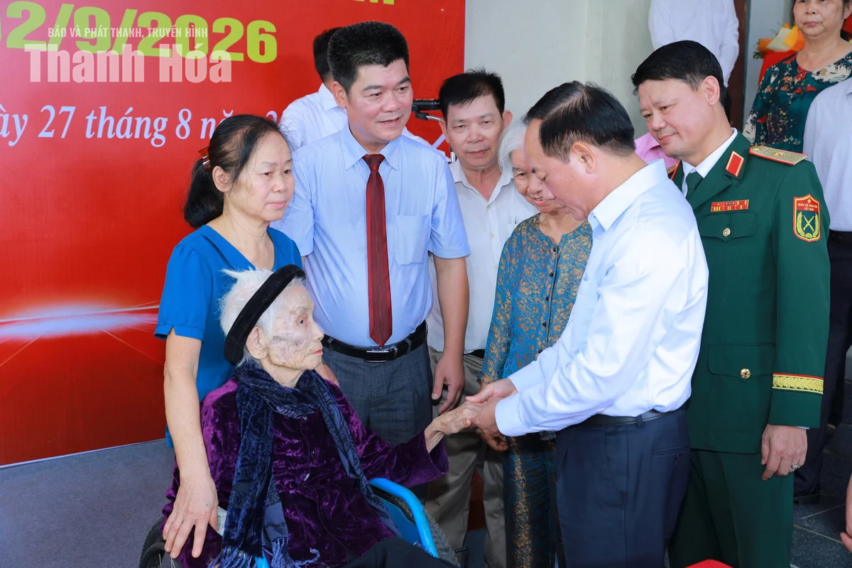 Trưởng Ban Tuyên giáo Trung ương Trịnh Văn Quyết trao tặng Huy hiệu 80 năm tuổi Đảng cho 3 đảng viên lão thành tại tỉnh Thanh Hóa