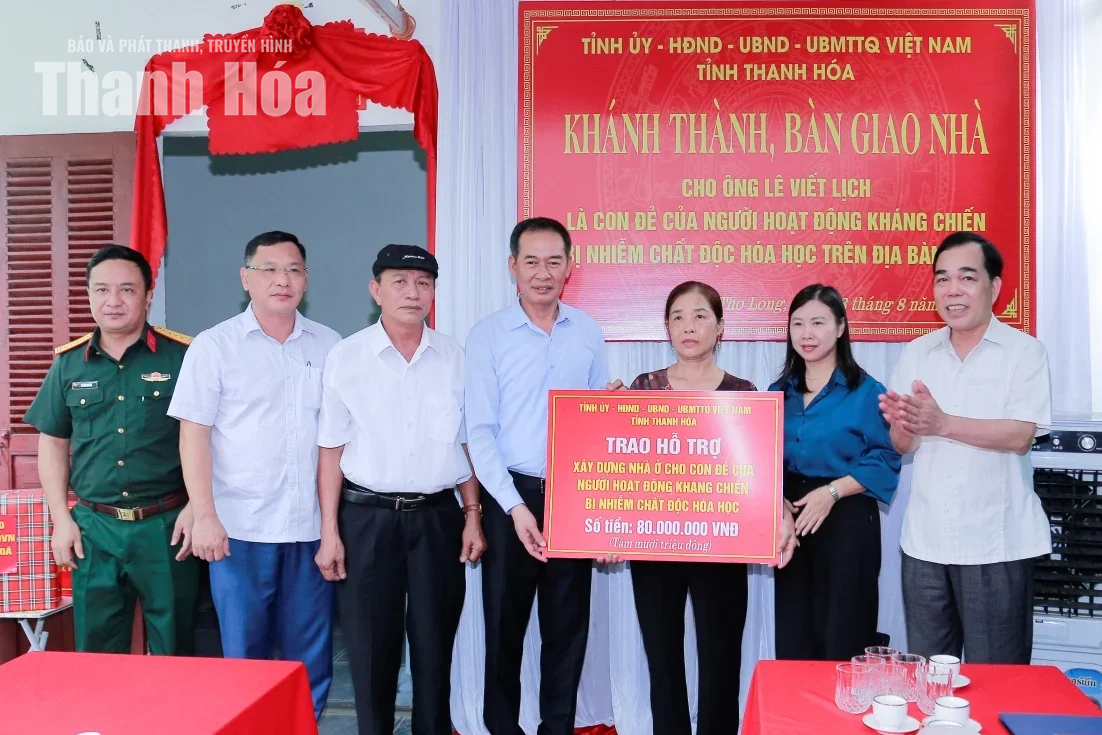 Phó Bí thư Tỉnh ủy Trịnh Tuấn Sinh trao kinh phí hỗ trợ, bàn giao nhà cho gia đình chính sách