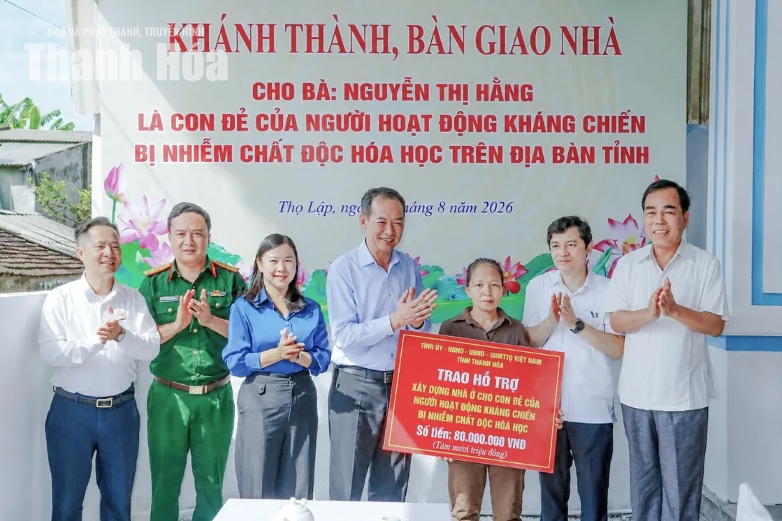 Phó Bí thư Tỉnh ủy Trịnh Tuấn Sinh trao kinh phí hỗ trợ, bàn giao nhà cho gia đình chính sách