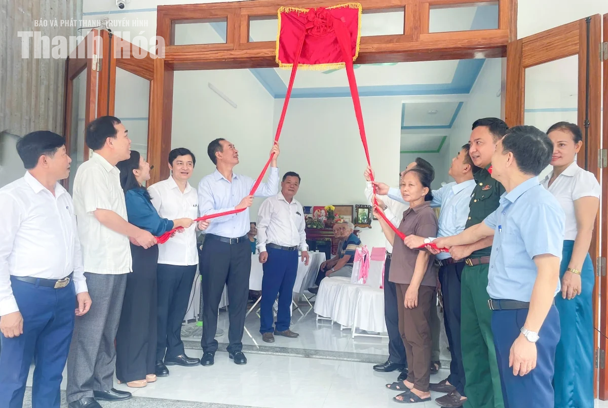 Phó Bí thư Tỉnh ủy Trịnh Tuấn Sinh trao kinh phí hỗ trợ, bàn giao nhà cho gia đình chính sách